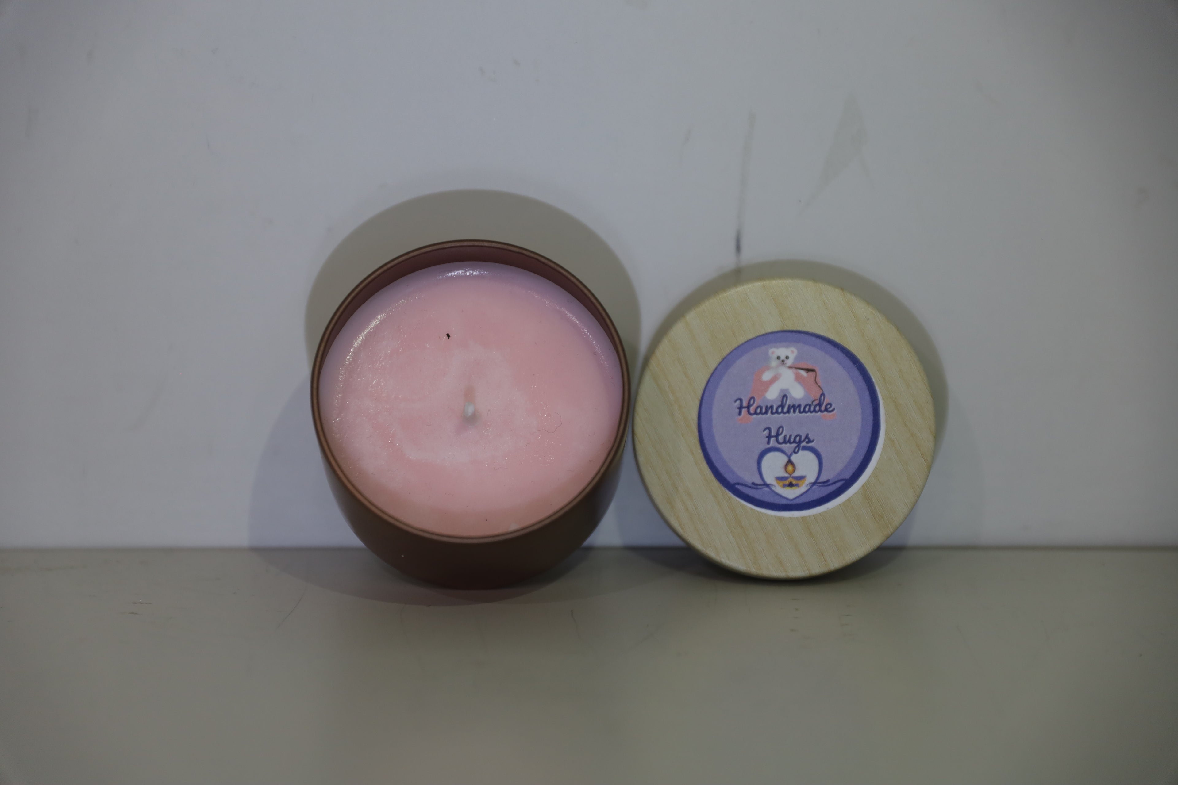 Kerze in der Eisendose